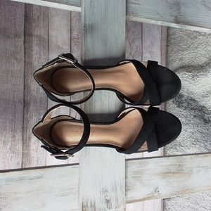 Report black heels size7
